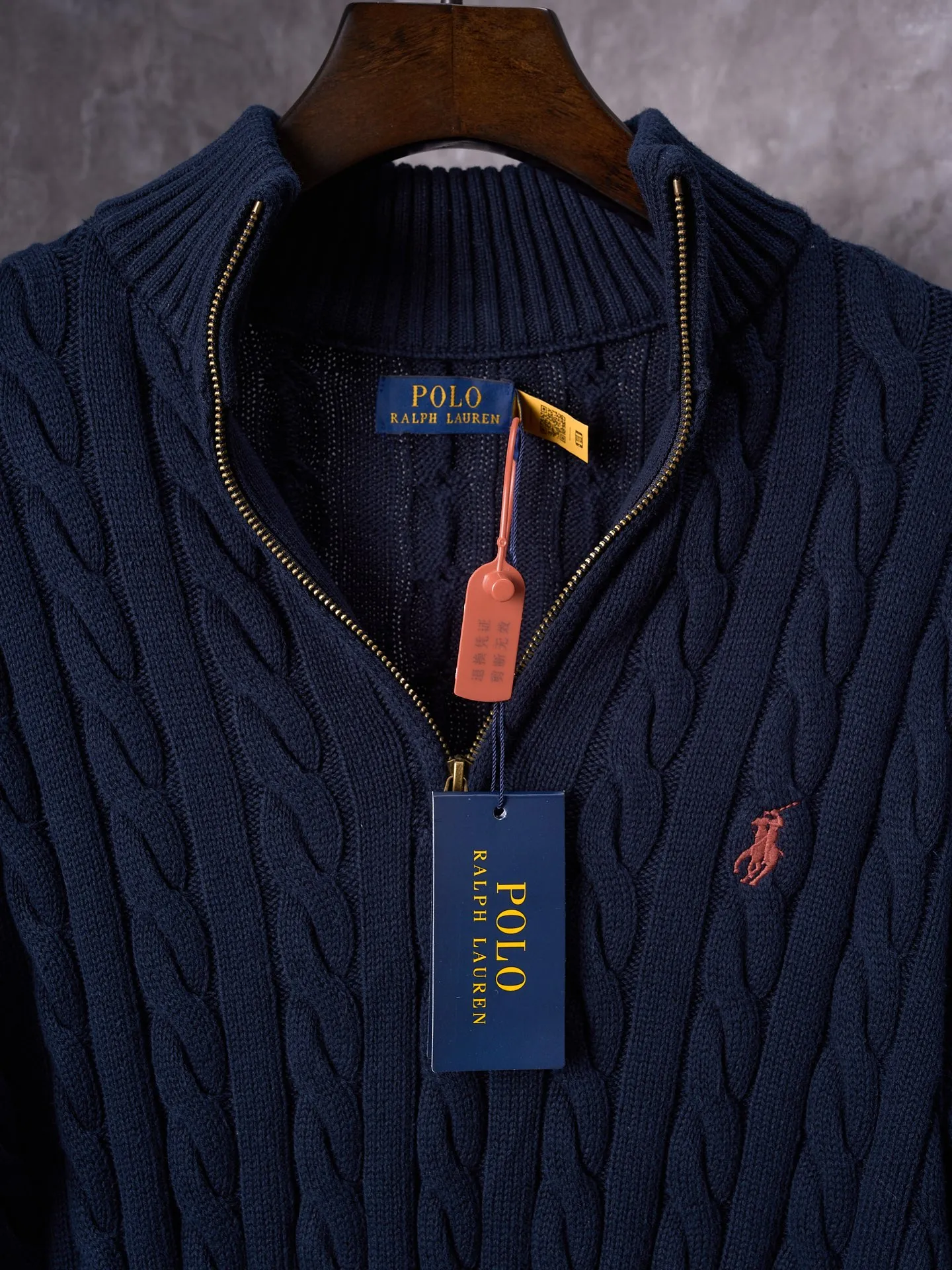 P420 Actual auction] Ralph Lauren/Ralph Lauren embroidered cable knitted half-zip sweater [Ready stock] S M L Zippered half-high collar design, just the right amount of splendor. Interpret high-end style with unique details. Adhere to the timeless elegance and taste. Use imported machine embroidery technology. Use advanced computer control system and precision mechanical components to realize the iconic pony embroidery operation. High precision. Smooth and delicate lines. Three-dimensional cable weaving. Through clever shifting and interweaving of coils, adjacent coils are cross-shifted to form a twisting effect. The lines are smooth and regular. Time-consuming and labor-intensive. Ready-made clothes are washed and softened to remove odors. Use professional washing equipment and specific detergents to deeply clean and deodorize clothes, improve the feel and appearance of clothes, and improve the fit.